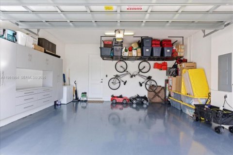 House in Hialeah, Florida 3 bedrooms, 188.13 sq.m. № 2043272 - photo 19