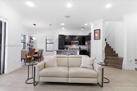 House in Hialeah, Florida 3 bedrooms, 188.13 sq.m. № 2043272 - photo 11