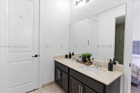 House in Hialeah, Florida 3 bedrooms, 188.13 sq.m. № 2043272 - photo 23