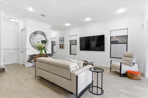 House in Hialeah, Florida 3 bedrooms, 188.13 sq.m. № 2043272 - photo 10