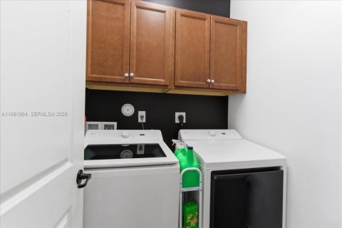 House in Hialeah, Florida 3 bedrooms, 188.13 sq.m. № 2043272 - photo 26