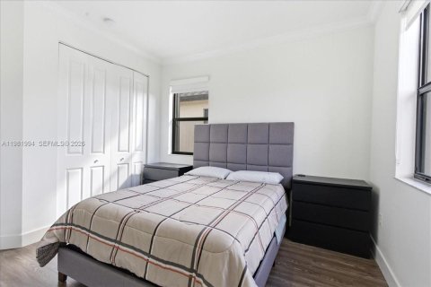 House in Hialeah, Florida 3 bedrooms, 188.13 sq.m. № 2043272 - photo 21