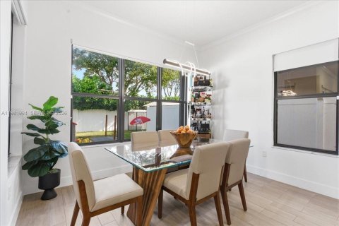 House in Hialeah, Florida 3 bedrooms, 188.13 sq.m. № 2043272 - photo 12