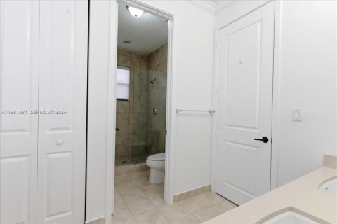 House in Hialeah, Florida 3 bedrooms, 188.13 sq.m. № 2043272 - photo 22