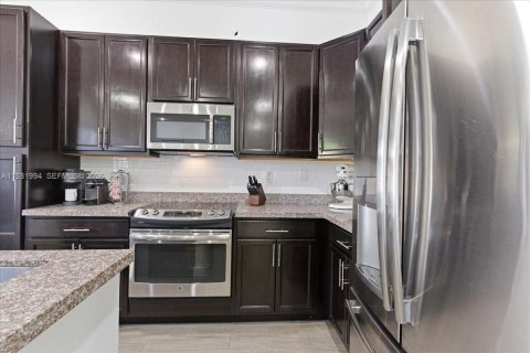 House in Hialeah, Florida 3 bedrooms, 188.13 sq.m. № 2043272 - photo 8