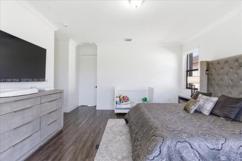 House in Hialeah, Florida 3 bedrooms, 188.13 sq.m. № 2043272 - photo 29