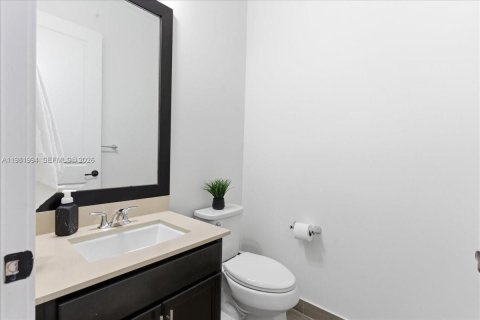 House in Hialeah, Florida 3 bedrooms, 188.13 sq.m. № 2043272 - photo 17