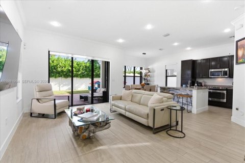 House in Hialeah, Florida 3 bedrooms, 188.13 sq.m. № 2043272 - photo 4