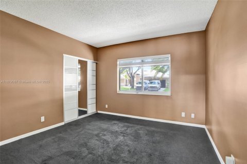 House in Pembroke Pines, Florida 4 bedrooms, 239.78 sq.m. № 2013123 - photo 9