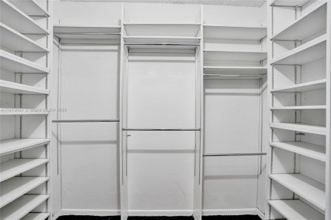 House in Pembroke Pines, Florida 4 bedrooms, 239.78 sq.m. № 2013123 - photo 17