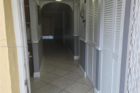 Condo in Margate, Florida, 2 bedrooms  № 1970701 - photo 1