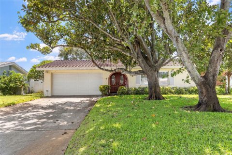 House in Kenneth City, Florida 3 bedrooms, 159.79 sq.m. № 2373360