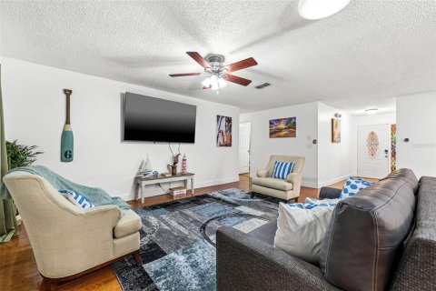 House in Largo, Florida 3 bedrooms, 148.46 sq.m. № 1793874 - photo 9