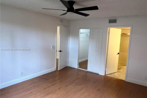 Condominio en alquiler en Coral Springs, Florida, 2 dormitorios, 91.42 m2 № 2169465 - foto 12