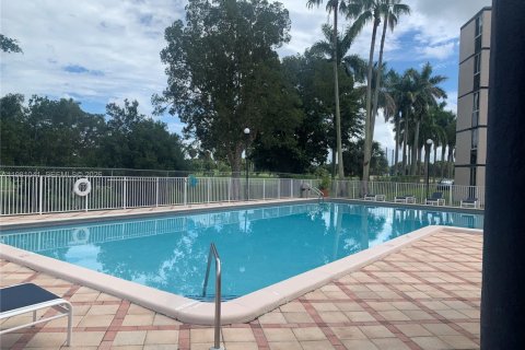 Condominio en Hialeah, Florida, 1 dormitorio  № 2043992