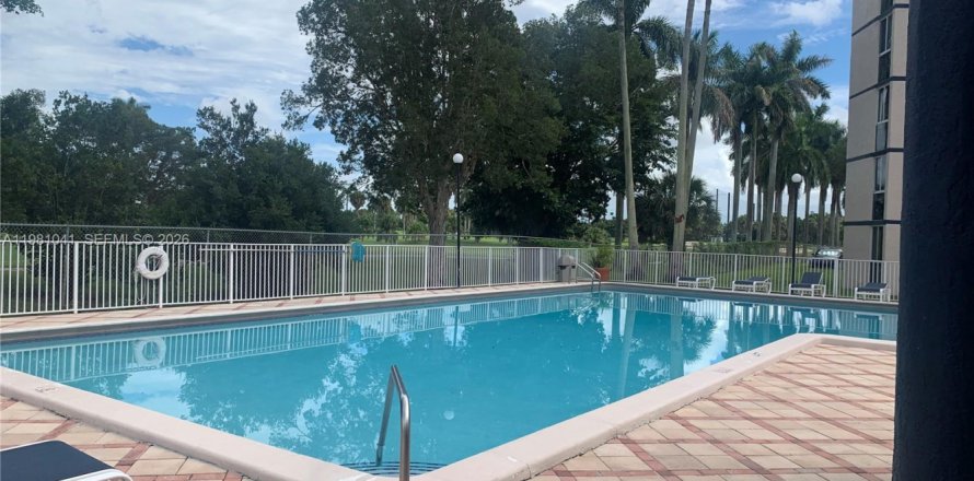 Condominio en Hialeah, Florida, 1 dormitorio  № 2043992