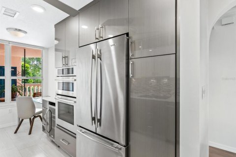 Condo in Sarasota, Florida, 2 bedrooms  № 1912538 - photo 16
