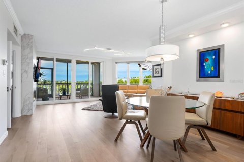 Condo in Sarasota, Florida, 2 bedrooms  № 1912538 - photo 9