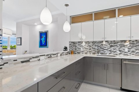Condo in Sarasota, Florida, 2 bedrooms  № 1912538 - photo 14