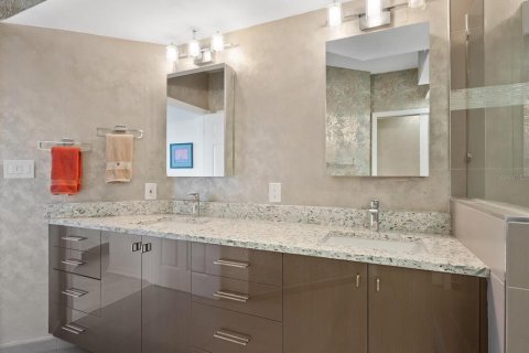 Condo in Sarasota, Florida, 2 bedrooms  № 1912538 - photo 25