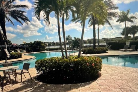 Купить виллу или дом в Порт-Сент-Луси, Флорида 1 комната, 183.3м2, № 1990999 - фото 2