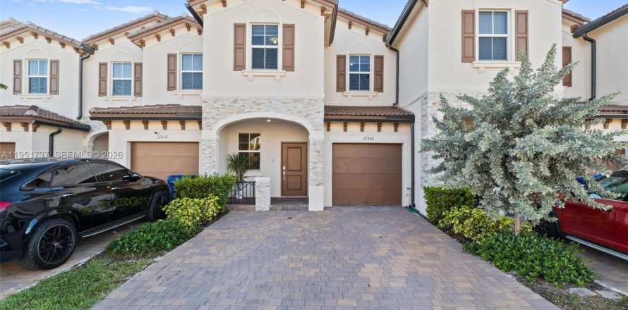 Townhouse in Miami, Florida 3 bedrooms, 157.47 sq.m. № 2054287