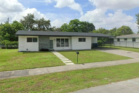 Дом в Майами, Флорида 4 спальни, 146.79м2 № 2034404