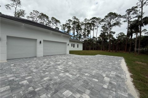 House in Naples, Florida 5 bedrooms, 255.2 sq.m. № 1827289 - photo 7