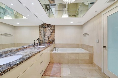 Condo in Sunny Isles Beach, Florida, 3 bedrooms № 2147314 - photo 19