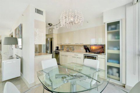 Condo in Sunny Isles Beach, Florida, 3 bedrooms № 2147314 - photo 2