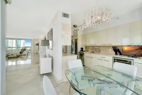 Condo in Sunny Isles Beach, Florida, 3 bedrooms № 2147314