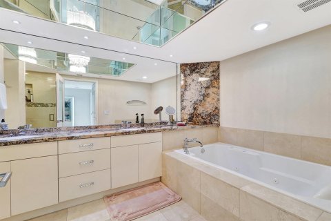 Condo in Sunny Isles Beach, Florida, 3 bedrooms № 2147314 - photo 17