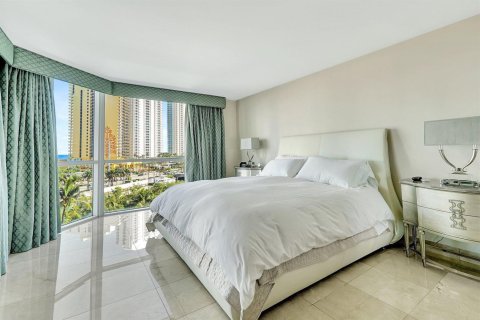 Condo in Sunny Isles Beach, Florida, 3 bedrooms № 2147314 - photo 23