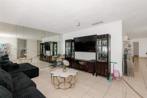 Casa en venta en Surfside, Florida, 4 dormitorios, 178.09 m2 № 2009631 - foto 2