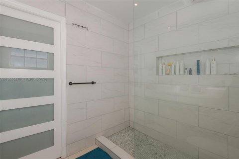 Casa en venta en Surfside, Florida, 4 dormitorios, 178.09 m2 № 2009631 - foto 24