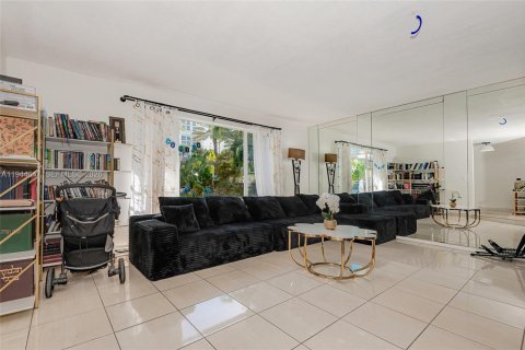 Casa en venta en Surfside, Florida, 4 dormitorios, 178.09 m2 № 2009631 - foto 3