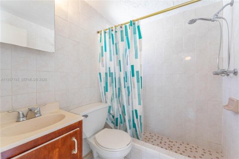 House in Miami, Florida 3 bedrooms, 221.66 sq.m. № 2019783 - photo 27