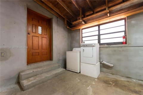 House in Miami, Florida 3 bedrooms, 221.66 sq.m. № 2019783 - photo 20