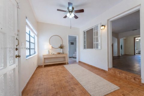 House in Miami, Florida 3 bedrooms, 221.66 sq.m. № 2019783 - photo 3