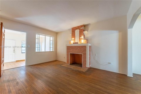 House in Miami, Florida 3 bedrooms, 221.66 sq.m. № 2019783 - photo 6