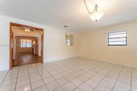 House in Miami, Florida 3 bedrooms, 221.66 sq.m. № 2019783 - photo 10