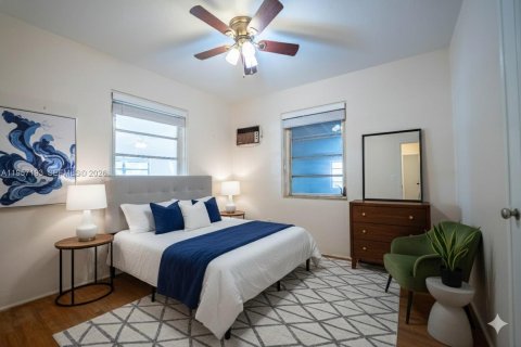 House in Miami, Florida 3 bedrooms, 221.66 sq.m. № 2019783 - photo 18