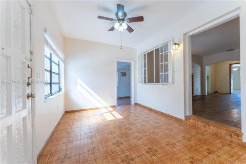House in Miami, Florida 3 bedrooms, 221.66 sq.m. № 2019783 - photo 4