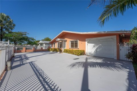 House in Miami, Florida 3 bedrooms, 221.66 sq.m. № 2019783 - photo 29