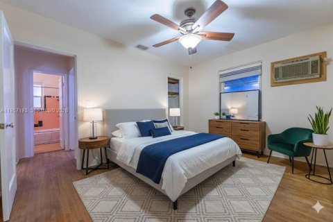 House in Miami, Florida 3 bedrooms, 221.66 sq.m. № 2019783 - photo 15