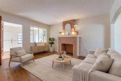 House in Miami, Florida 3 bedrooms, 221.66 sq.m. № 2019783 - photo 5