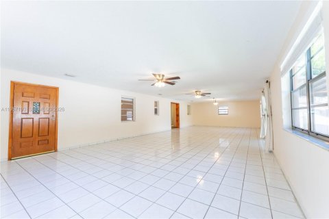 House in Miami, Florida 3 bedrooms, 221.66 sq.m. № 2019783 - photo 9