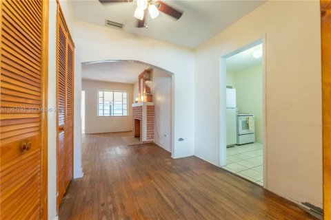 House in Miami, Florida 3 bedrooms, 221.66 sq.m. № 2019783 - photo 14