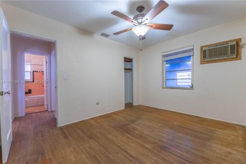 House in Miami, Florida 3 bedrooms, 221.66 sq.m. № 2019783 - photo 16