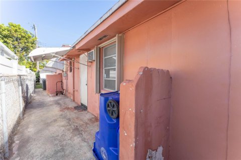 House in Miami, Florida 3 bedrooms, 221.66 sq.m. № 2019783 - photo 24